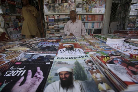Varias revistas de Osama Bin Laden en una librería cercana a Islamabad, Pakistán. | AP