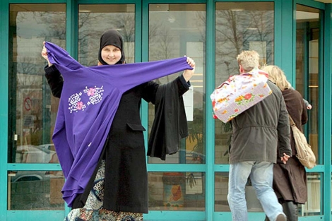 Una mujer muestra un 'burkini'. | Efe