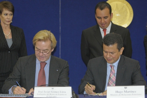 El embajador español en El Salvador y el ministro de Relaciones Exteriores salvadoreño firman el convenio bilateral.| EFE