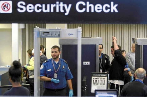 Un pasajero pasa el control de seguridad en un aeropuerto. | Ap