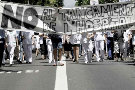 Los trabajadores se han manifestado esta mañana en contra del cierre. | Alberto Estévez / EFE