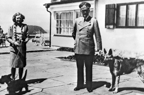 Imagen de archivo en la que aparece Hitler junto a su mujer. | AP