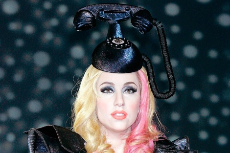 La figura de cera de Lady Gaga en el Madame Tusseaud, con un sombrero de Treacy. | Gtres
