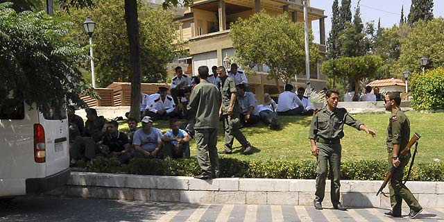 Soldados y policías sirios vigilan una zona cercana a la Embajada de EEUU. | Ap