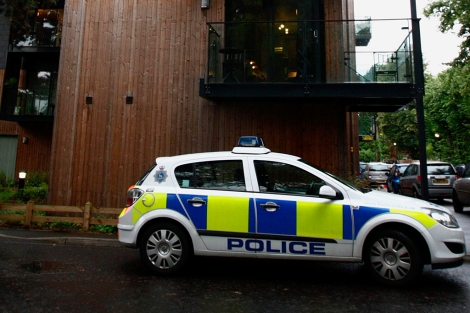 Un coche de Policía, ante la casa del periodista. | AP Un coche de Policía, ante la casa del periodista. | AP