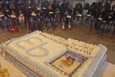 Niños comen tarta de cumpleaños en honor a Mandela. | AP