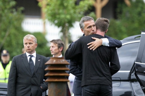 El primer ministro, Jens Stoltenberg, abraza a un joven superviviente de la matanza. | Reuters