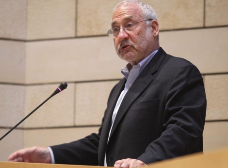 El premio Nobel de Economía Joseph Stiglitz pronuncia un discurso en Atenas. | Efe