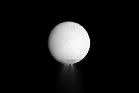 Encélado descarga vapor de agua sobre Saturno.|ESA