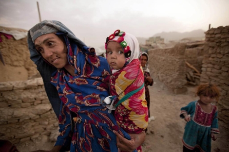 Una afgana y sus hijas desplazada por la violencia.| Ap