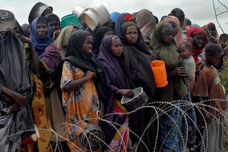 Somalíes esperan alimentos en campo de refugiados. | AFP