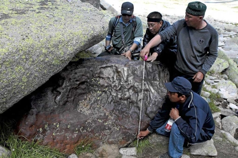Zhang Baolin y sus colaboradores miden las dimensiones del meteorito.| Xinhua Zhang Baolin y sus colaboradores miden las dimensiones del meteorito.| Xinhua
