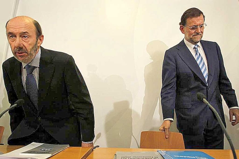 Rubalcaba y Rajoy, en un acto el pasado 9 de julio. | Efe