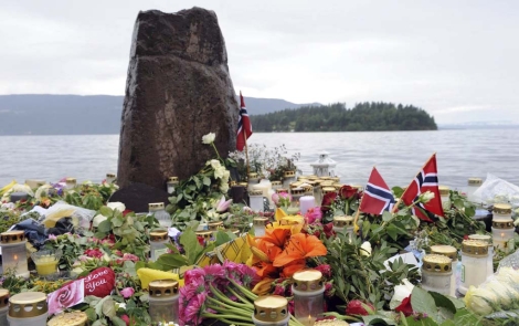 Velas y flores frente a la isla de Utoya en recuerdo de las víctimas. | Efe