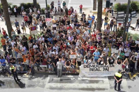 Un grupo de 'indignados' delante del Ayuntamiento de la ciudad. | ELMUNDO.es