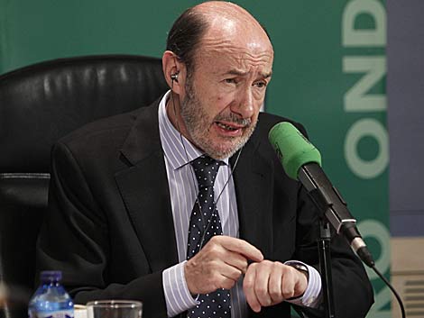 Rubalcaba, durante la entrevista en Onda Cero. | Efe/Paco Campos