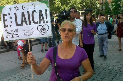 Una de las manifestantes, hoy, en la plaza de Oriente. | Clara de la Fuente