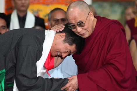 El Dalai Lama abraza a Lobsang Sangay tras la ceremonia de toma de posesión. |Efe