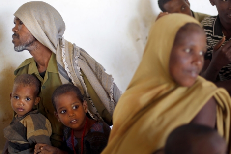 Familias de refugiados esperan el registro en Daadab.| EFE