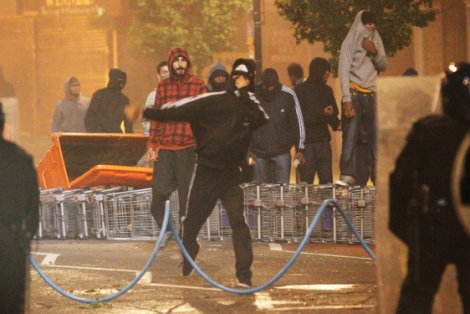 Algunos de los jóvenes que han protagonizado los disturbios. | Ap