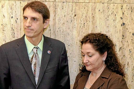 Carles Bonet (izquierda) junto a Juana Dolores Martínez. | Álex Salcedo