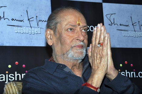 Kapoor saluda al público durante la presentación de una película en Bombay. | Afp