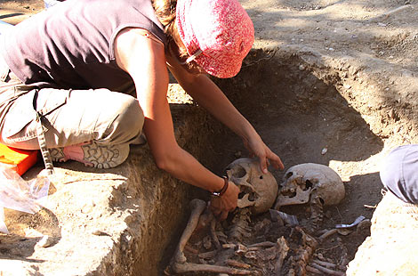 Trabajos de exhumación en el parque. | Brágimo