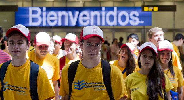 Jóvenes llegan a la T-4 del aeropuerto de Barajas. | Gonzalo Arroyo