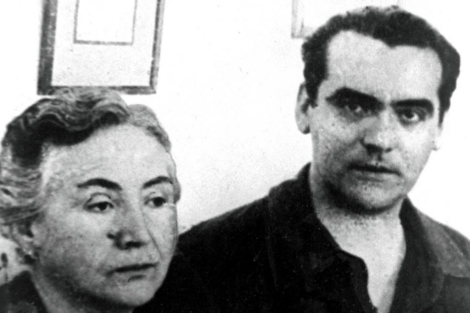 García Lorca junto a su madre en una imagen de 1936.