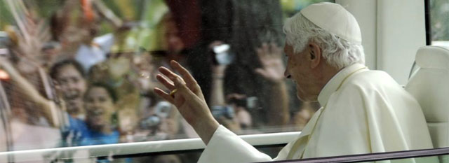 El Papa, aclamado por jóvenes, a su llegada a la Nunciatura. | AFP