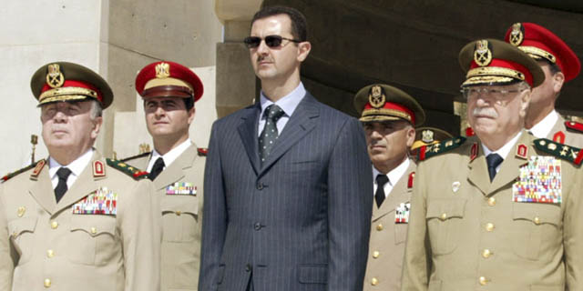 El presidente sirio, Bashar Asad, posa con la cúpula del ministerio de Defensa sirio. | Reuters
