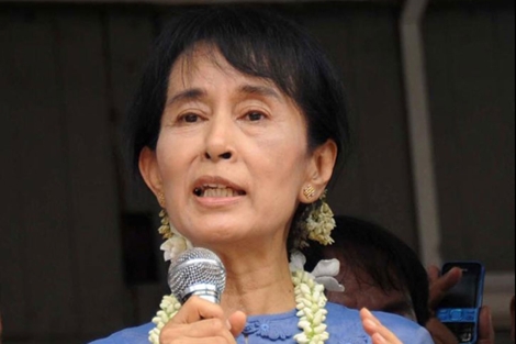 Aung San Suu Kyi dando un discurso en su visita a Bago, Birmania. | Afp
