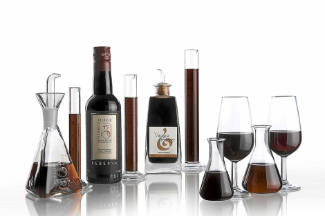 Una muestra de vinagres junto a vinos de Jerez. | E.M.