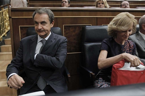 Zapatero propone fijar en la Constitución un límite del déficit público