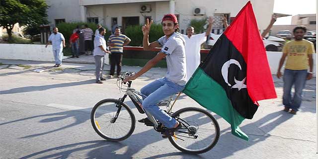 Un joven celebra el avance rebelde en la capital. | Reuters MÁS IMÁGENES