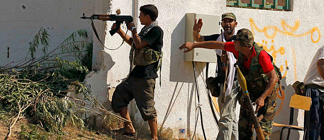 Tres rebeldes, en Trípoli. | Reuters