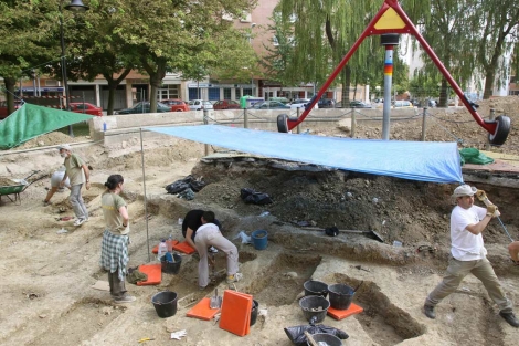 Los trabajos de exhumación se realizan en la zona de juegos infantiles. | M. Brágimo
