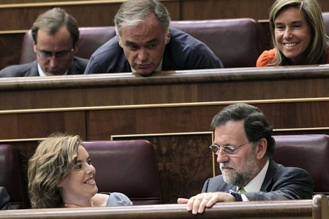 Esteban González Pons (centro) charla con Sáenz de Santamaría y Rajoy. | Efe