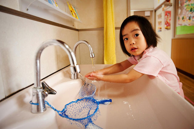 Una niña se lava las manos en una escuela de la provincia de Fukushima. | Greenpeace