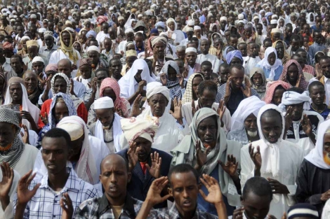 Cientos de somalíes del campo de Dadaab rezan en el mercado de Ifo.| Reuters
