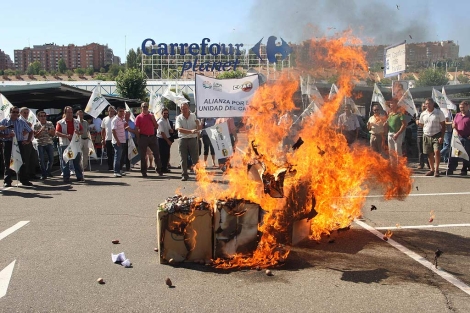 Los agricultores quemaron patatas procedentes de Francia. | Ical