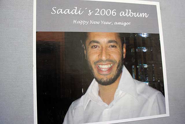 El hijo de Muamar Gadafi, Saadi, en una tarjeta de Nochevieja del año 2006. | Afp