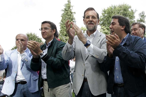 Rajoy flanqueado por líderes ‘populares’ gallegos, en el castillo de Soutomaior. | Rosa González