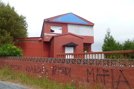 Exteriores del club de alterne Queens, precintado por la Policía y meca de la trama. | S. P.