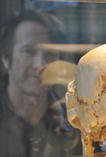 Michael F. Hammer con un fósil de un homínido. | Universidad de Arizona.