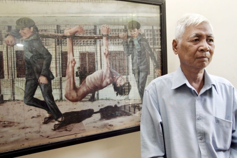 Van Nathm ante uno de sus cuadros, en 2007. | Efe