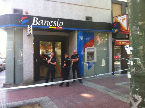 El banco en el número 67 de la calle Santa Engracia permanece acordonado.|P.H
