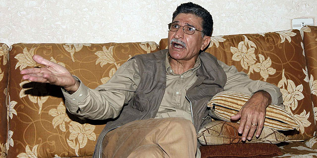 Bouzaid Dorda, jefe del servicio de inteligencia exterior de Gadafi, tras ser detenido. | Reuters