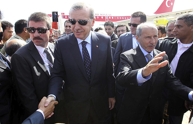 El jefe del CTN, Mustafa Abdul Jalil, acompaña a Erdogan a su llegada a Trípoli. | Efe
