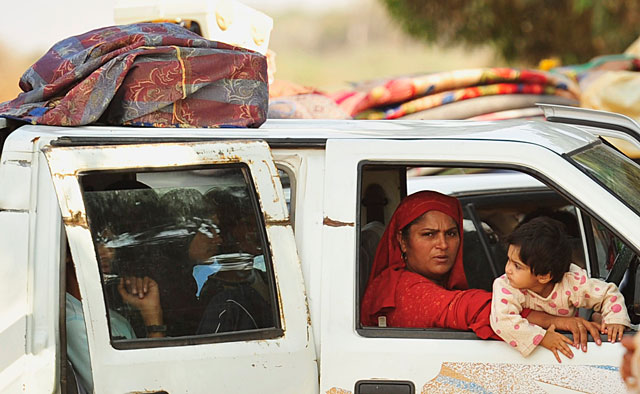 Una familia huye de Sirte. | Reuters